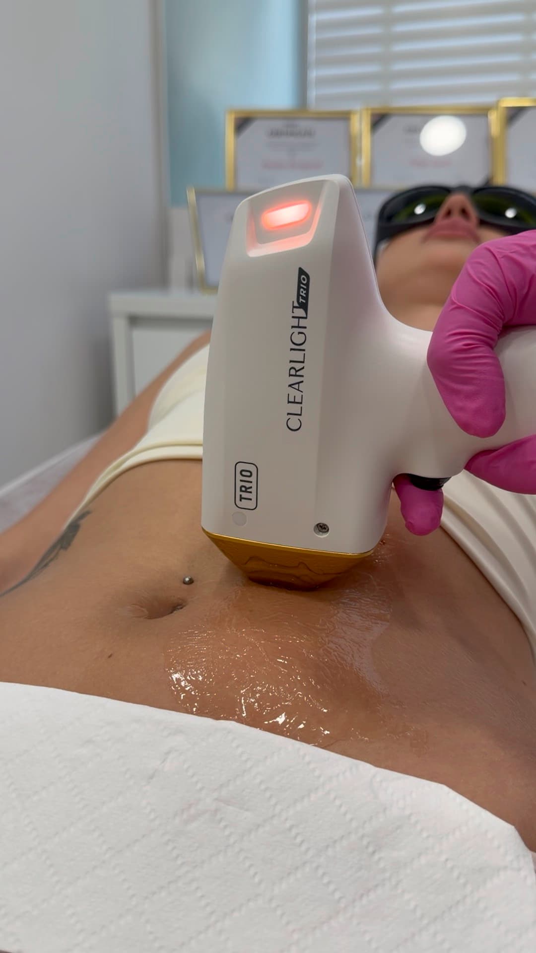 Kosmetolog wykonuje depilację laserową z ujędrnianiem skóry w Dr Body